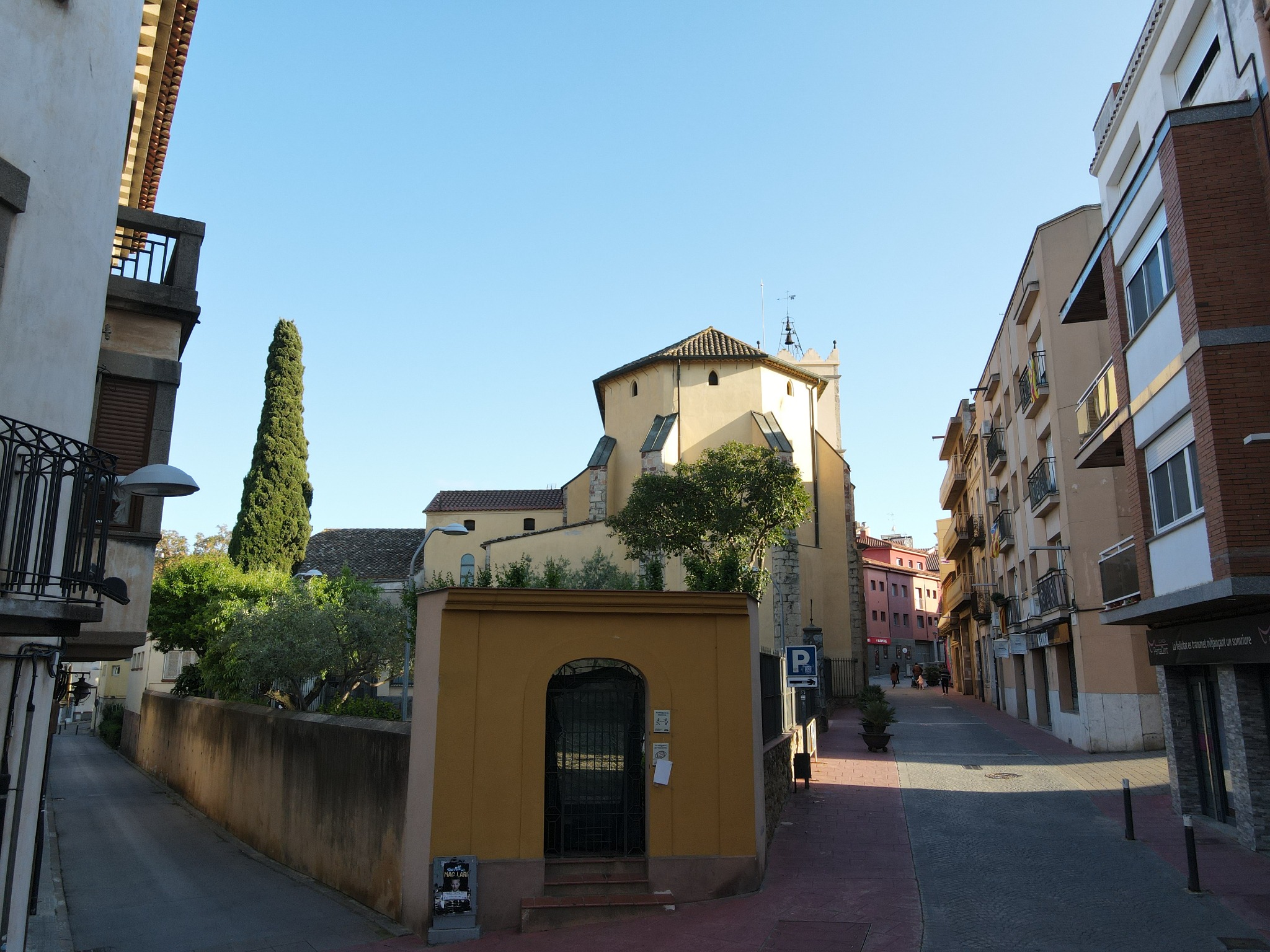 A l’esquerra, el carrer dels Balcons; a la dreta, el carrer Major