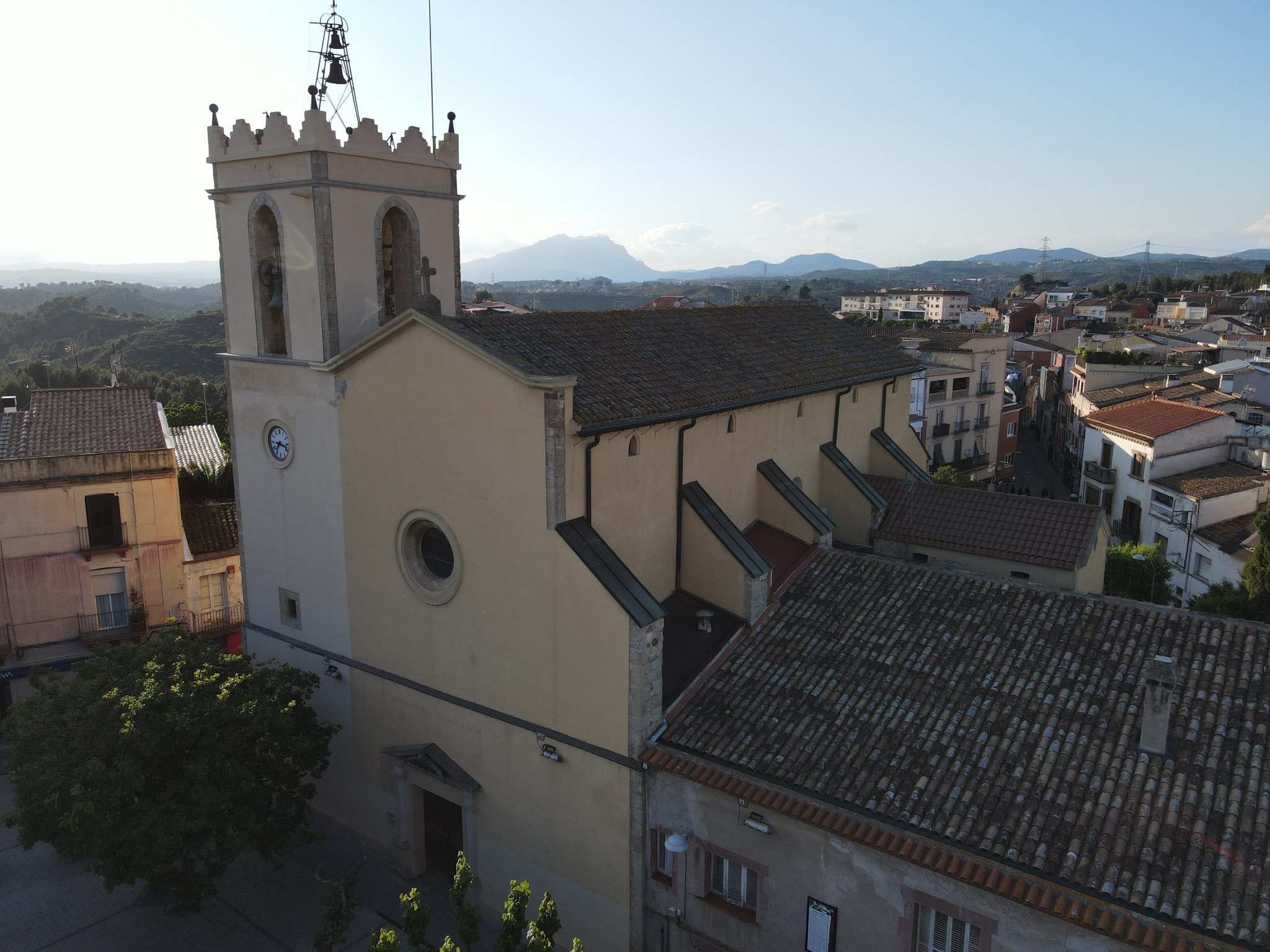 Façana, campanar i paisatge